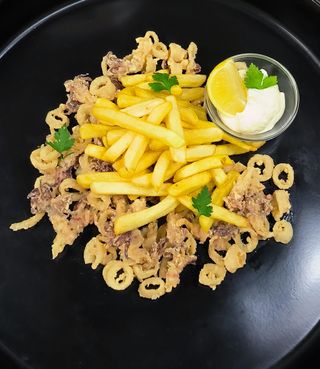 Pržene lignje s pomfritom i tartarom