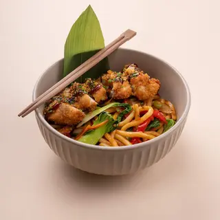 Prženi udon sa hrskavom piletinom 450g