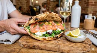 Puccia con salmone fresco