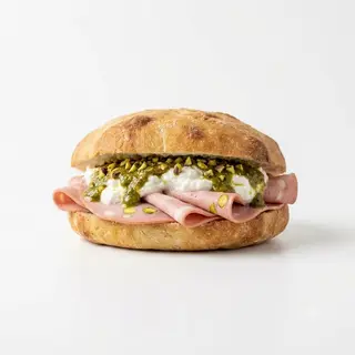 Puccia mortadella al pistacchio, burrata di Andria, granella di pistacchio e pesto al pistacchio