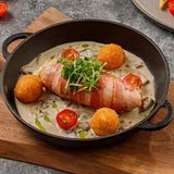 Pui în Bacon cu Sos de Ciuperci