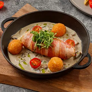 Pui în Bacon cu Sos de Ciuperci