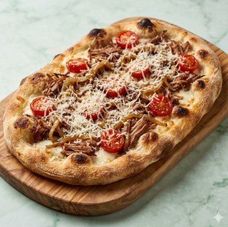 Pinsa pulled pork, cipolle caramellate, fior di latte, pecorino, pomodori pachino
