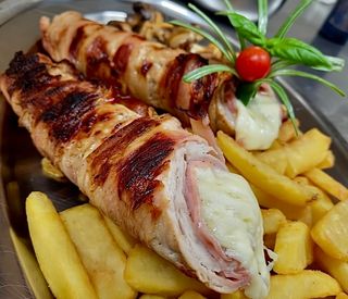 Punjena vješalica, pomfrit i hleb