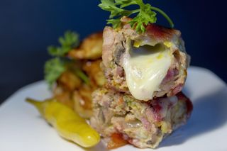 Punjeni ćevapi, pomfrit i hljeb