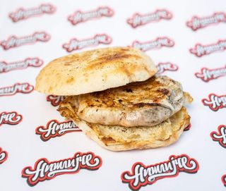 Punjeni pileći file i somun 300g