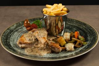 Punjeni pileći file u sosu od šumskih gljiva