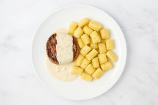 Pureći medaljoni u umaku s prilogom