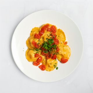 Ravioli punjeni ribom u umaku od bosiljka