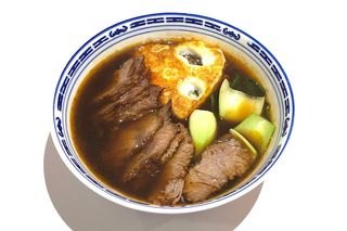 Ramen in brodo con manzo e uova（红烧牛肉面）