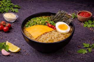 Рамён с яйцом и сыром (350г)