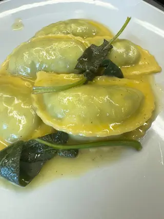 Ravioli ricotta e spinaci, burro, salvia e pinoli