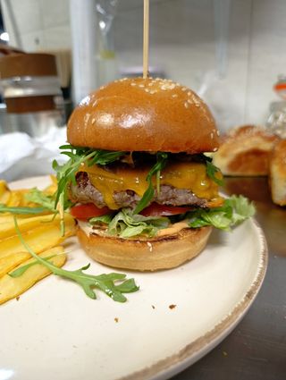 Redefinisani deluxe burger + Coca-Cola 0.33l