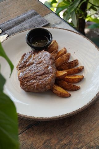 Рибай стейк с картофельными клиньями (300г)