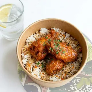 Riso +2 pezzi buffalo wings + acqua