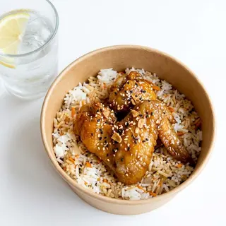 Riso +2 pezzi honey garlic wings + acqua