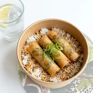 Riso + 3 pezzi lumpia + acqua