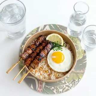 Riso + 3 pezzi pinoy bbq + acqua