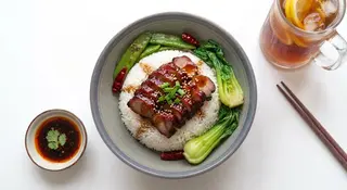 Riso bianco al vapore, char siu del guangdong e bevanda