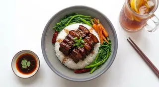 Riso bianco al vapore, maiale brasato e bevanda