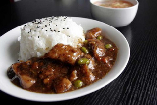 47 牛肉盖饭Riso con manzo stufato