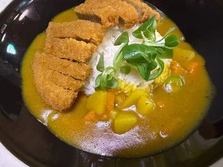 Riso con pollo impanato fritto e salsa curry