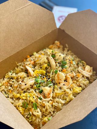 Riso Saltato con Gamberi e Verdure