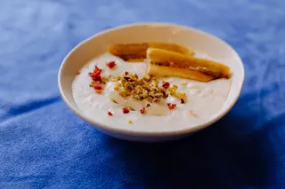 Рисовая каша с бананом, творожным кремом и миксом семян (300г)