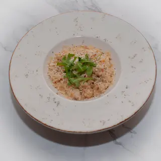Risotto sa piletinom i mozzarellom na bijelo