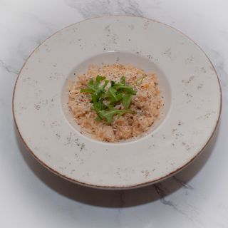 Risotto sa piletinom i mozzarellom na bijelo