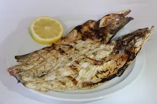 Robalo Grelhado com Batata e Legumes