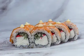 Ролл с креветками и манго соусом (280г)