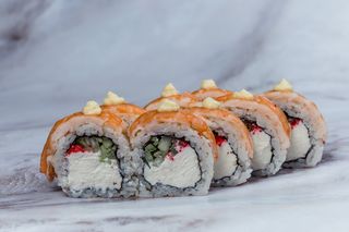 Ролл с креветками и манго соусом (280г)