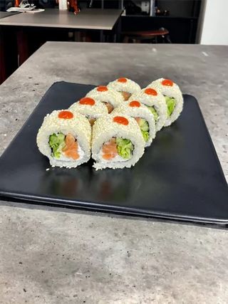 Ролл в кунжуте с копченным лососем (290г)