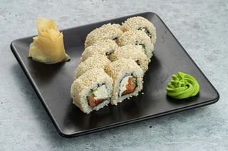 Ролл в кунжуте with лососем (290г)