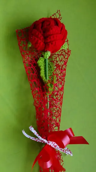 Rosa rossa a uncinetto