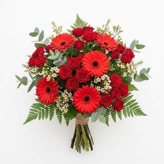 Roselline e gerbere sul rosso