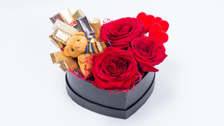 Ruže i mede u srcu sa slatkišima