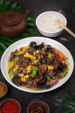 Жареная баранина с огурцами и яйцом (350г)