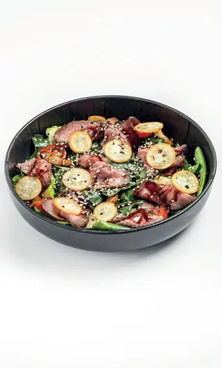 Салат с ростбифом и соусом понзу (300г)