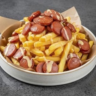 Salchi papa  kobasica na pomfritu