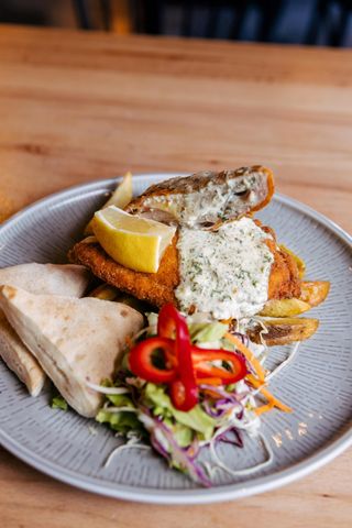 Pohovani pileći file, tartar sos, salata i krompirići