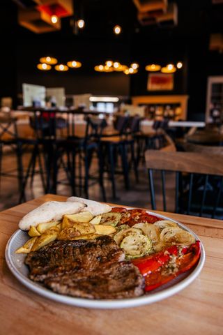Teleća natur šnicla sa grilovanim povrćem i pomfritom