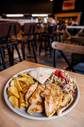 Pileći file natur sa salatom i pomfritom