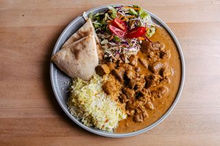 Tikka masala piletina sa rižom i salatom