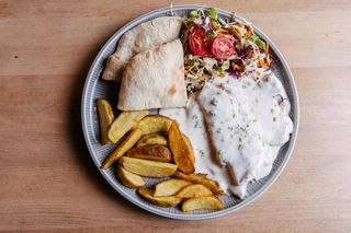 Pileći file sa gorgonzolom, salatom i krompirićima