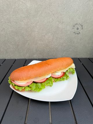 Сэндвич с колбасой и яйцом (235г)