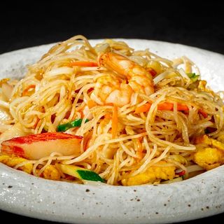 SPA001. Spaghetti di riso con frutti di mare