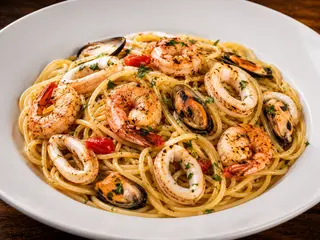 27. Spaghetti di pasta con misto di mare alla piastra