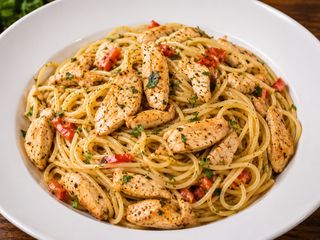 26c. Spaghetti di pasta con pollo